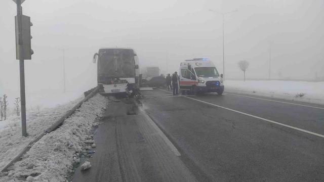 Sivas&rsquo;ta yolcu otob&uuml;s&uuml; zincirleme trafik kazasına karıştı: 2 yaralı 1