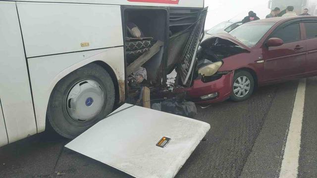 Sivas’ta yolcu otobüsü zincirleme trafik kazasına karıştı: 2 yaralı
