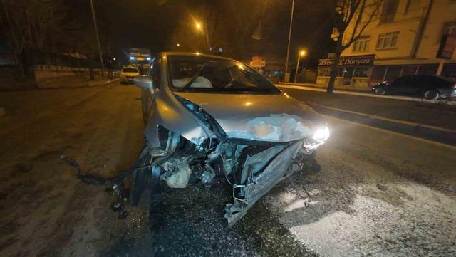 Kaza yapan otomobilin d&ouml;nerek savrulduğu anlar kameraya yansıdı: 2 yaralı 3