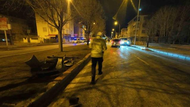 Kaza yapan otomobilin d&ouml;nerek savrulduğu anlar kameraya yansıdı: 2 yaralı 2