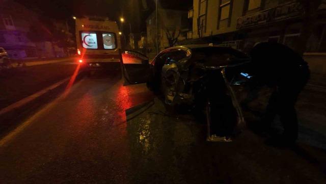 Kaza yapan otomobilin d&ouml;nerek savrulduğu anlar kameraya yansıdı: 2 yaralı 1