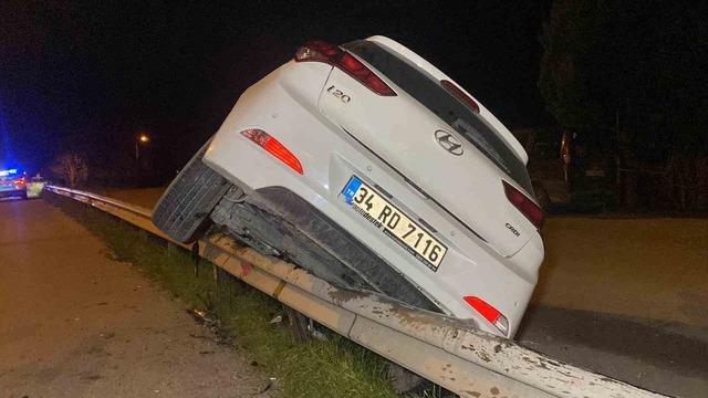Otomobil bariyerlerde 15 metre sürüklenerek tıra çarptı: 4 yaralı 2