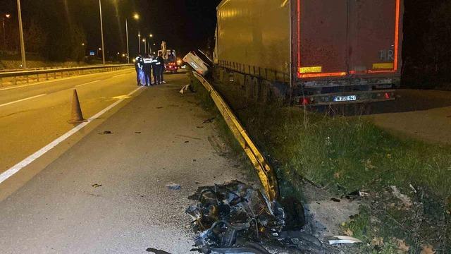 Otomobil bariyerlerde 15 metre sürüklenerek tıra çarptı: 4 yaralı 4