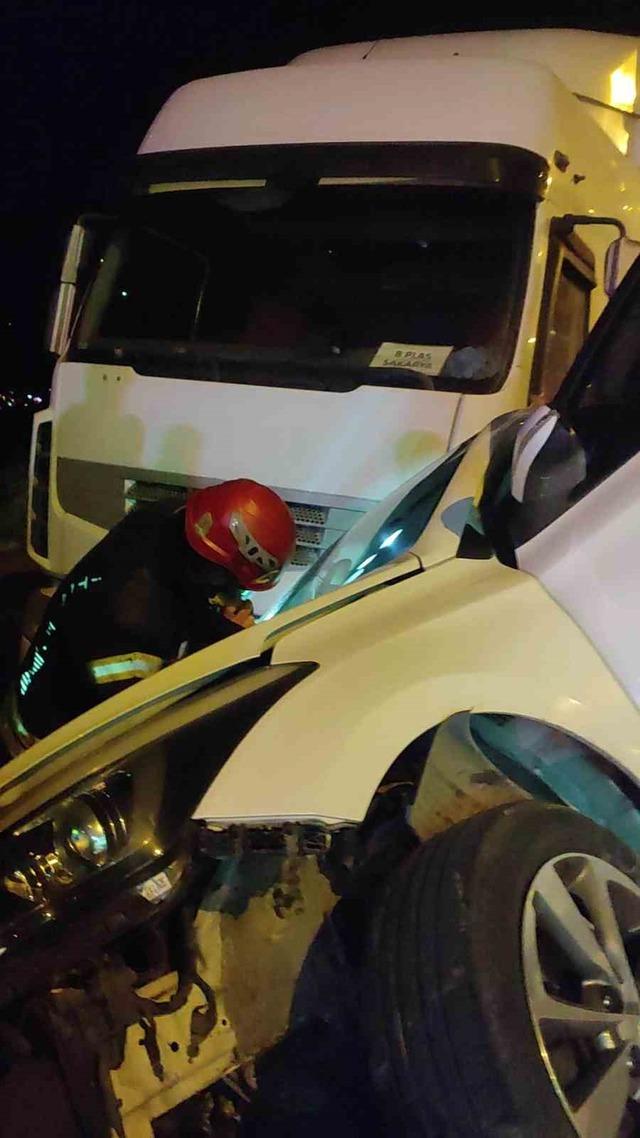 Otomobil bariyerlerde 15 metre sürüklenerek tıra çarptı: 4 yaralı 5