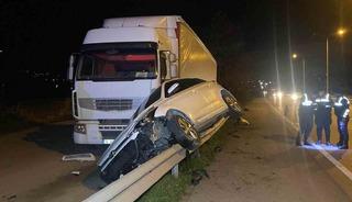 Otomobil bariyerlerde 15 metre s&uuml;r&uuml;klenerek tıra &ccedil;arptı