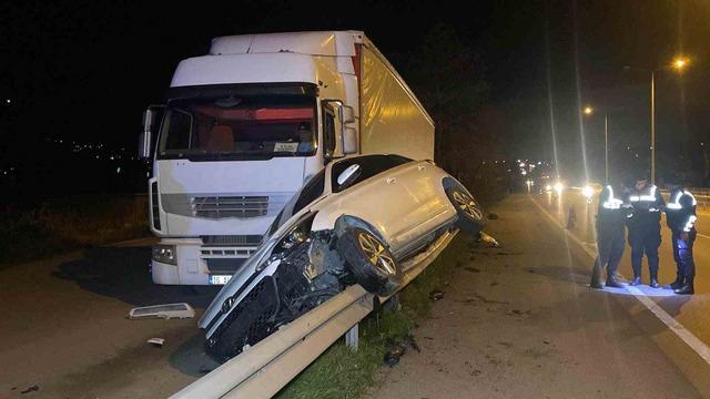 Otomobil bariyerlerde 15 metre sürüklenerek tıra çarptı: 4 yaralı