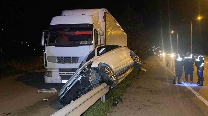 Otomobil bariyerlerde 15 metre s&uuml;r&uuml;klenerek tıra &ccedil;arptı: 4 yaralı