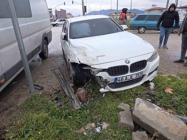 Otomobil ile minibüsün çarpıştığı kaza kamerada 2