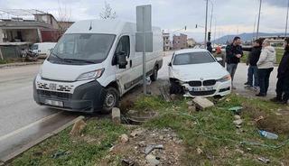 Otomobil ile minib&uuml;s&uuml;n &ccedil;arpıştığı kaza kamerada