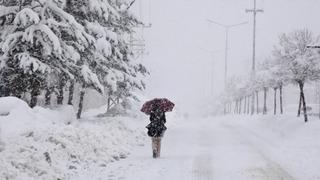 Bilim insanları karın gerçek rengini açıkladı! Beyaz sanıyorduk ama...