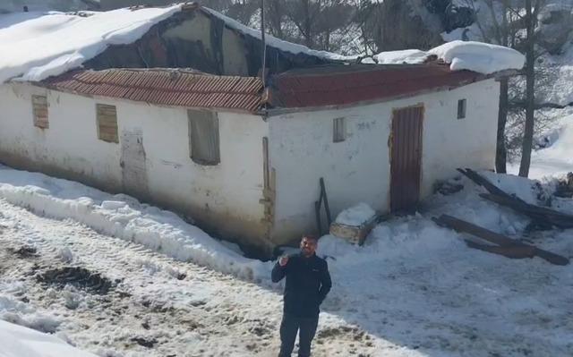 Tokat’ta ahırın çatısı çöktü 3