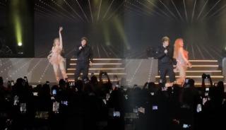 Viral olan g&ouml;r&uuml;nt&uuml;ler! Devlet başkanı eski sevgilisiyle sahneye &ccedil;ıkıp şarkı s&ouml;yledi