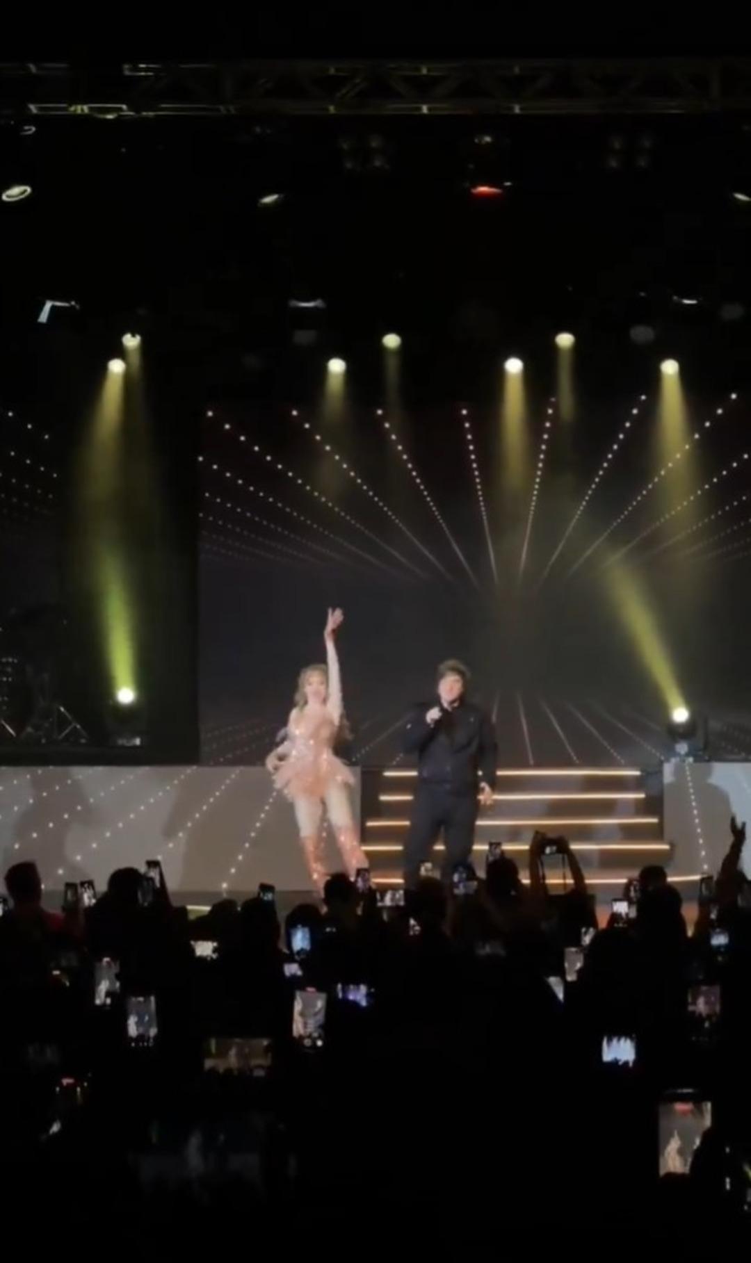 Viral olan g&ouml;r&uuml;nt&uuml;ler! Devlet başkanı eski sevgilisiyle sahneye &ccedil;ıkıp şarkı s&ouml;yledi 1