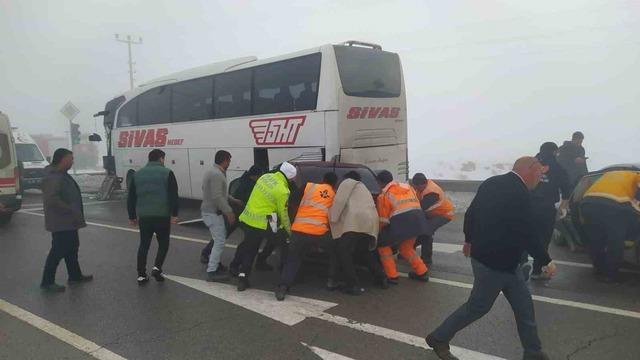 Sivas’ta sis zincirleme kazaya neden oldu: 7 yaralı 3