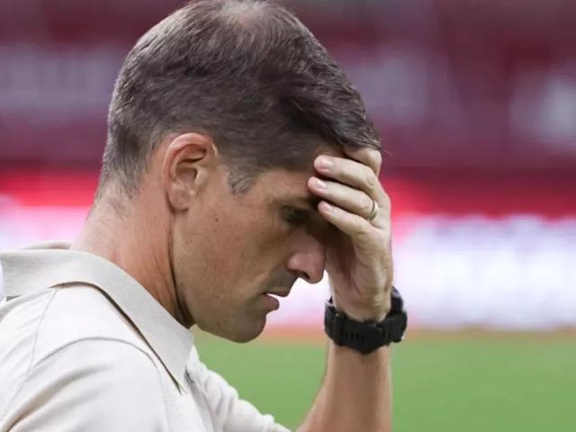 Takımı 28 saat uyutmadı! &Uuml;nl&uuml; teknik direkt&ouml;r takımdan kovuldu