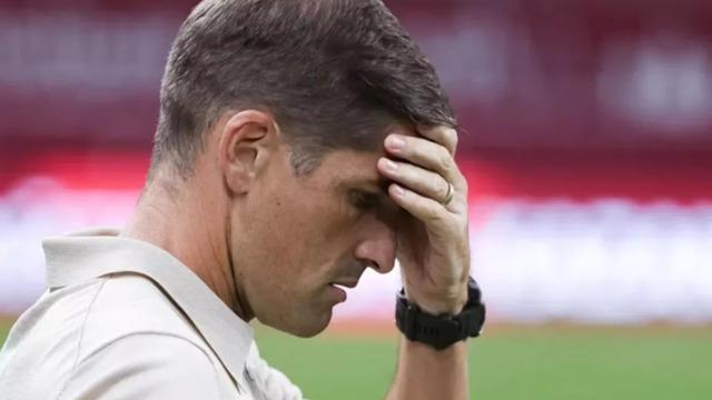 Takımı 28 saat uyutmadı! Ünlü teknik direktör takımdan kovuldu