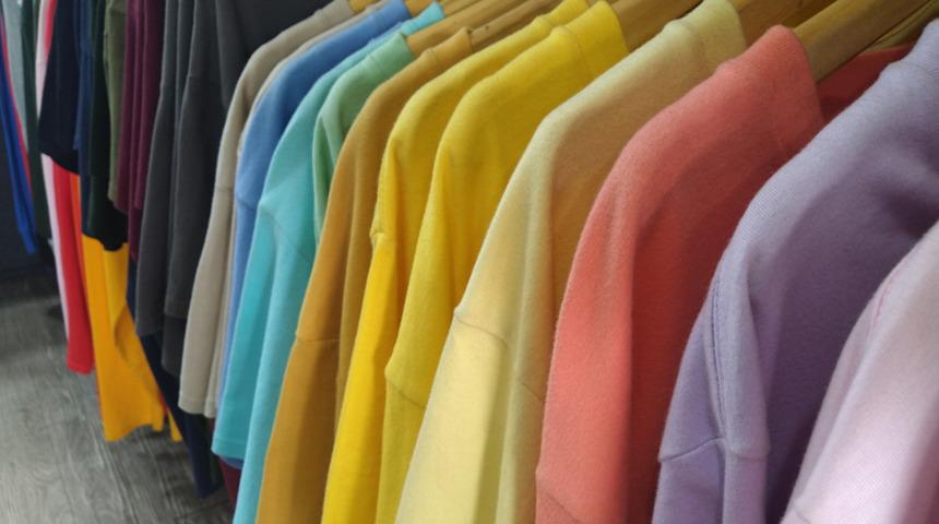 Psikologlara g&ouml;re &ouml;zg&uuml;veni d&uuml;ş&uuml;k insanlar en &ccedil;ok bu rengi giyiyor