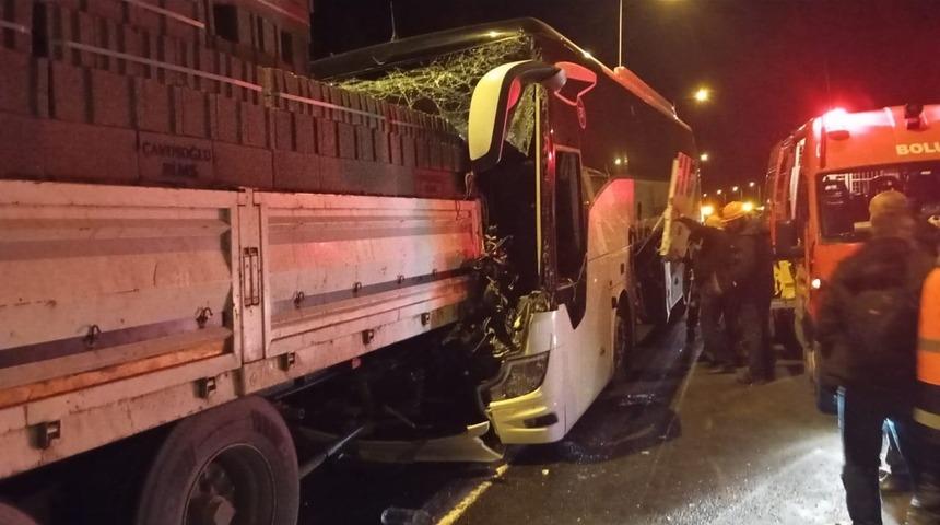 Anadolu Otoyolu&rsquo;nda otob&uuml;s ile tırın karıştığı kazada &ouml;l&uuml; sayısı 2&rsquo;ye y&uuml;kseldi