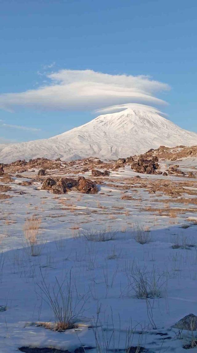 Ağrı Dağı’nın zirvesinde oluşan mercek bulutu hayran bıraktı 3