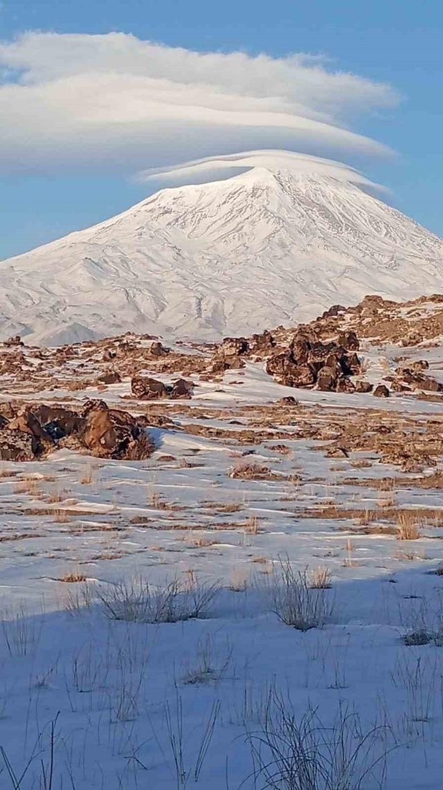 Ağrı Dağı’nın zirvesinde oluşan mercek bulutu hayran bıraktı 2
