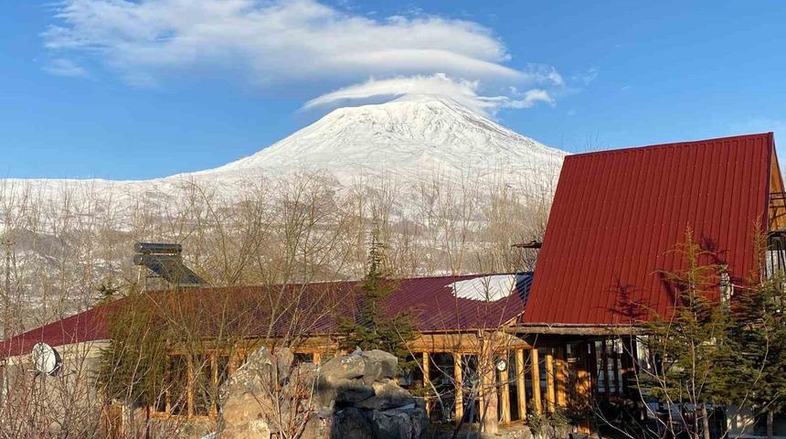 Ağrı Dağı&rsquo;nın zirvesinde oluşan mercek bulutu hayran bıraktı