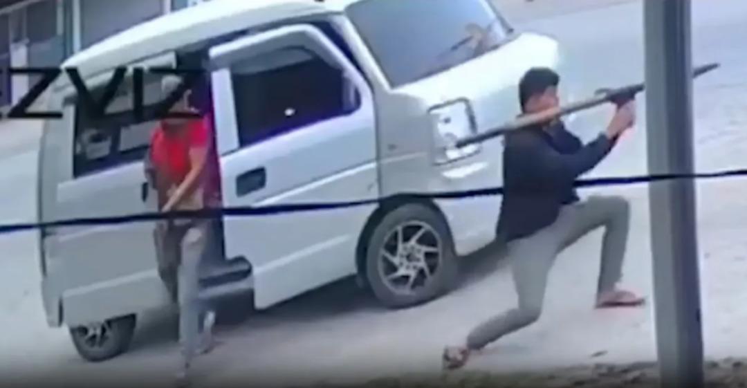 Belediye Başkanına roketatarlı saldırı! Benzin istasyona fırlattılar 1