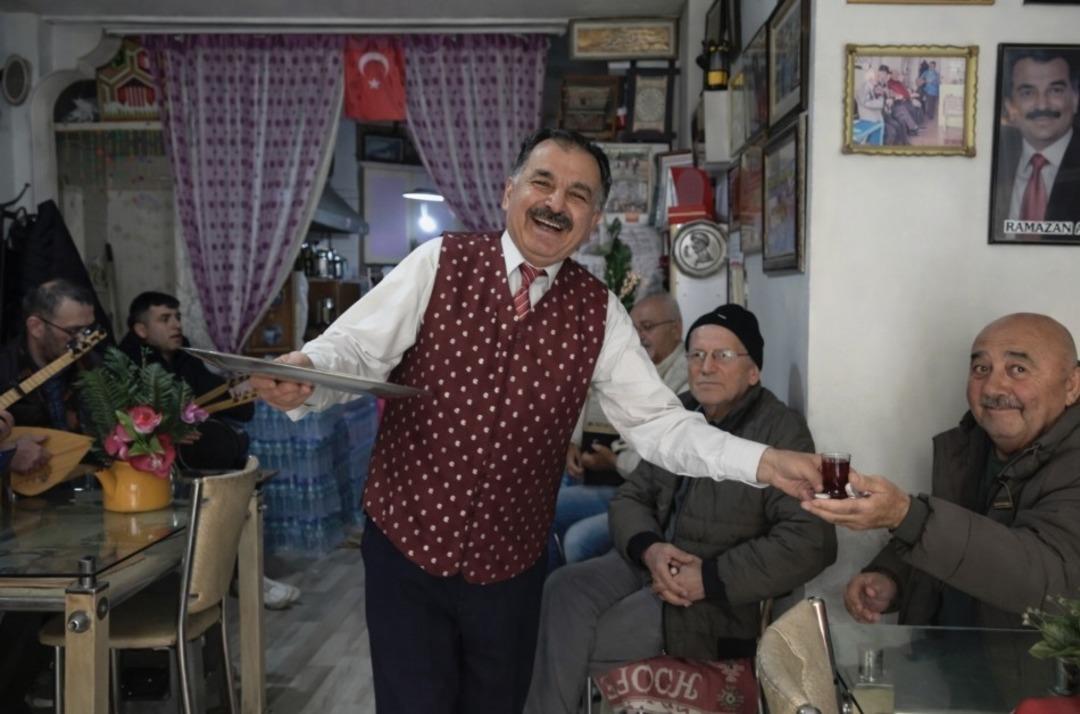Bu çay ocağına stresli giren türküyle çıkıyor 7