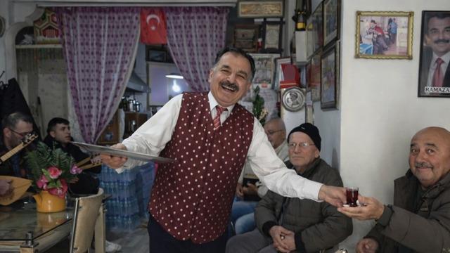 Bu çay ocağına stresli giren türküyle çıkıyor