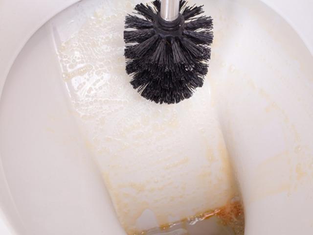 Klozetin kenarındaki kireci yağ gibi akıtıyor...