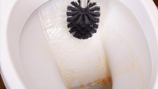 Temizlikte devrim! Klozetin kenarındaki kireci yağ gibi akıtıyor