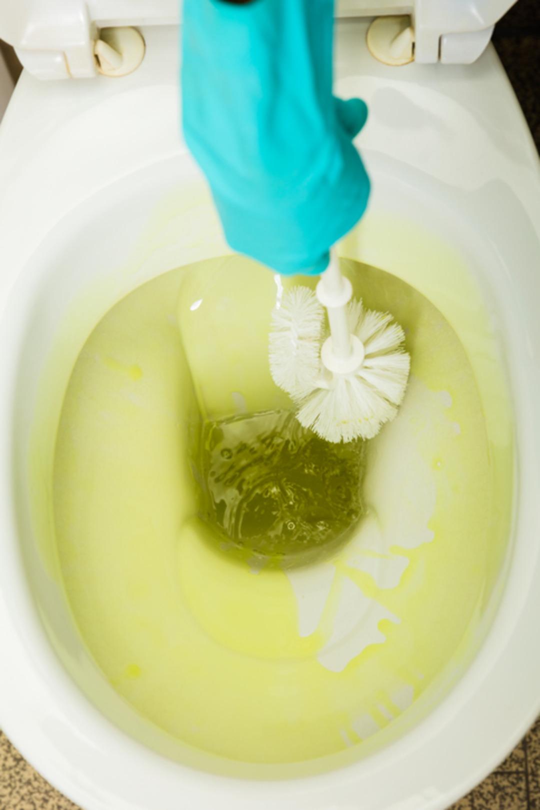 Temizlikte devrim! Klozetin kenarındaki kireci yağ gibi akıtıyor 1