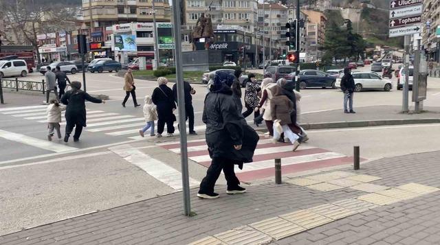 Bursa&rsquo;da kuvvetli r&uuml;zg&acirc;r etkisini artırdı 5