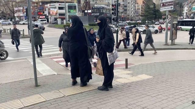 Bursa&rsquo;da kuvvetli r&uuml;zg&acirc;r etkisini artırdı 4