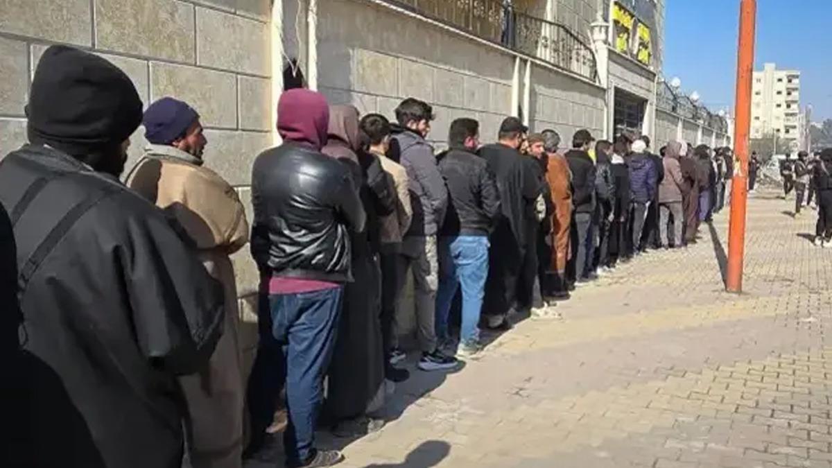 Şam yönetiminde YPG/SDG'lilere güvence! Eman belgesi için uzun kuyruklar oluştu - Dünya Haberleri