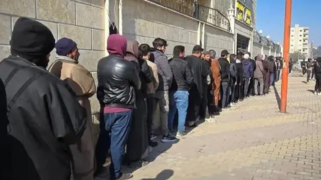 Şam y&ouml;netiminde YPG/SDG'lilere g&uuml;vence! Eman belgesi i&ccedil;in uzun kuyruklar oluştu