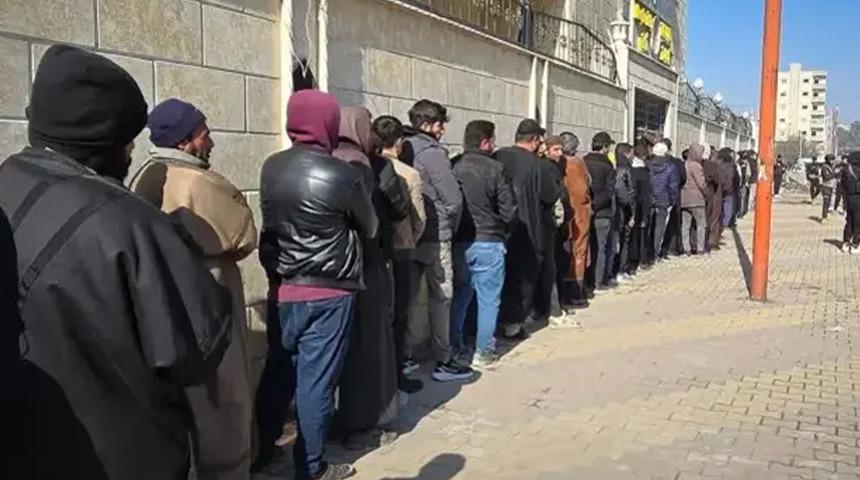 Şam y&ouml;netiminde YPG/SDG'lilere g&uuml;vence! Eman belgesi i&ccedil;in uzun kuyruklar oluştu