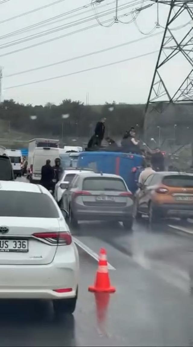 Jandarmalar ve mahkum yaralandı! Kağıthane de cezaevi nakil aracı devrildi 4