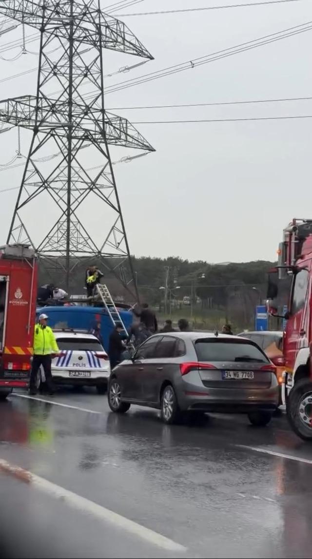 Jandarmalar ve mahkum yaralandı! Kağıthane de cezaevi nakil aracı devrildi 2