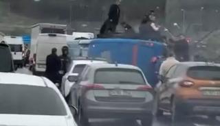 4 jandarma yaralandı! Kağıthane'de cezaevi nakil aracı devrildi