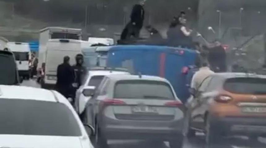 Jandarmalar ve mahkum yaralandı! Kağıthane'de cezaevi nakil aracı devrildi