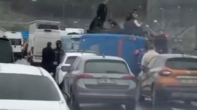 Jandarmalar ve mahkum yaralandı! Kağıthane'de cezaevi nakil aracı devrildi