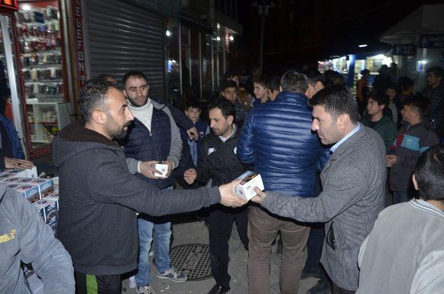 Ağrı’da vatandaşlara kandil simidi dağıtıldı