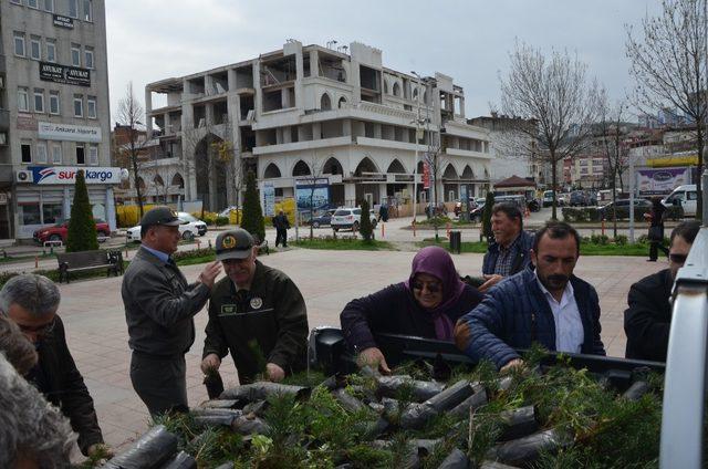 Bin fidan 20 dakikada tükendi