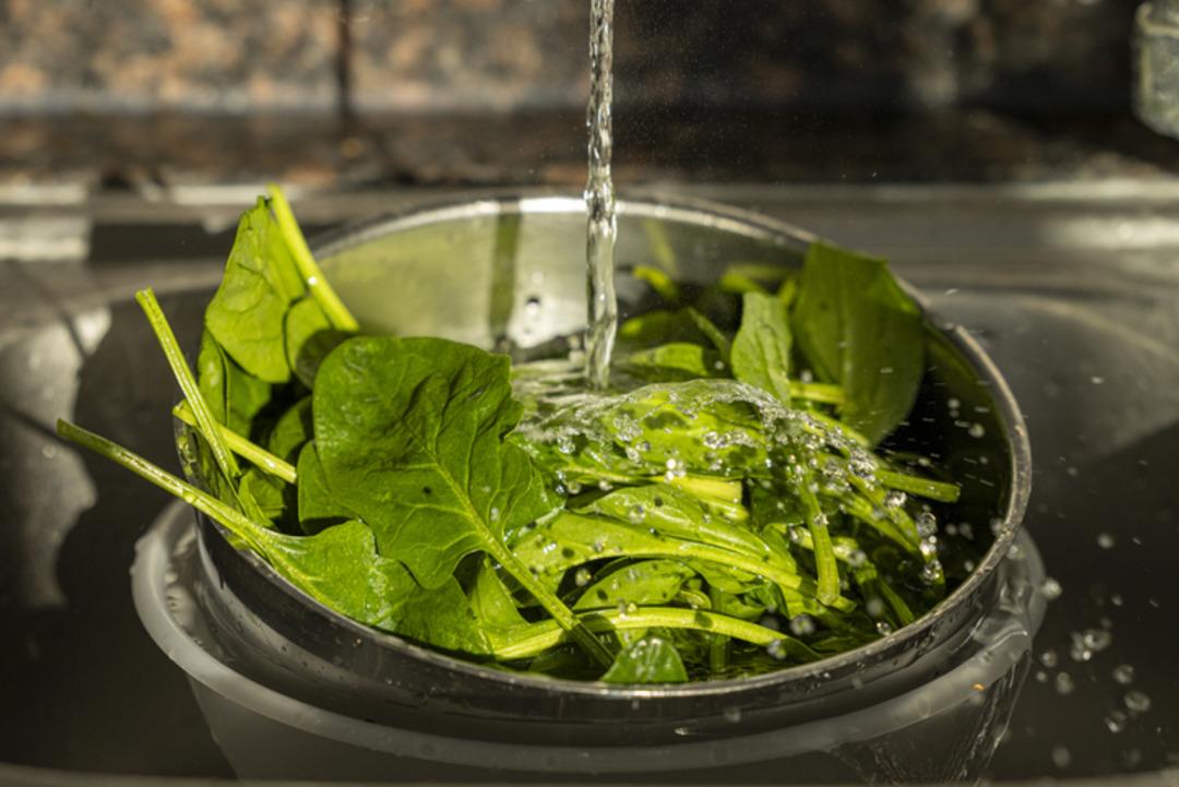 Ispanaktaki kumu tek bir malzeme ile dakikalar içinde temizleyin 2