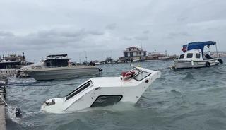 İzmir&rsquo;de fırtına ve dev dalgalar tekneleri batırdı