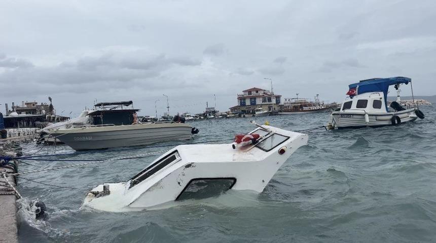 İzmir&rsquo;de fırtına ve dev dalgalar tekneleri batırdı