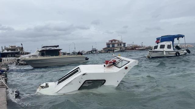 İzmir’de fırtına ve dev dalgalar tekneleri batırdı