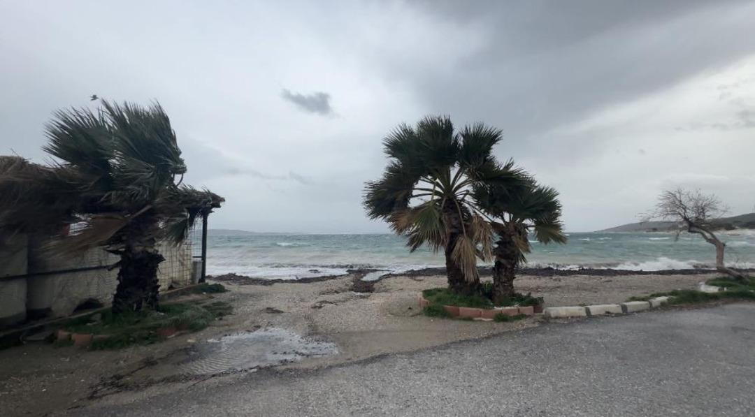 İzmir’de fırtına ve dev dalgalar tekneleri batırdı 2