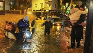 İzmir'de kuvvetli sağanak ve fırtına yaşamı olumsuz etkiledi