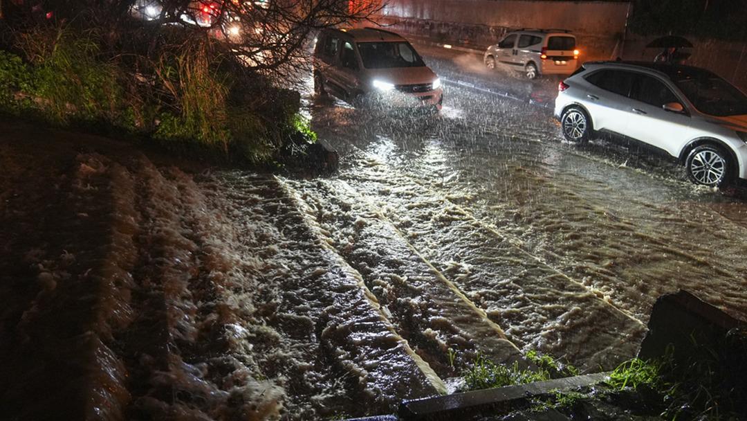 İzmir de sağanak yağmur ve fırtına sonrası meydana gelen sel, hayatı felç etti 1